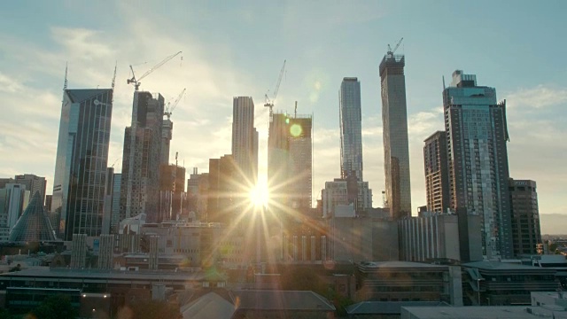 夕阳下的墨尔本摩天大楼(慢镜头)视频素材