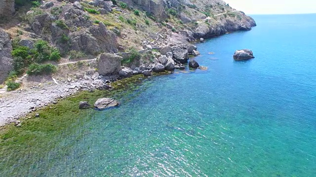 Alchak山的山脚在海边有岩石。视频素材