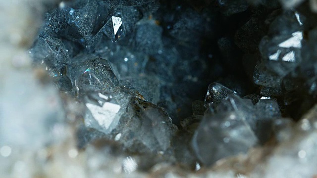 一个旋转晶圆的截面的近镜头，显示一个美丽的水晶内部。视频下载