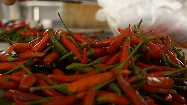 近距离拍摄准备做泰国菜的辣椒。视频素材