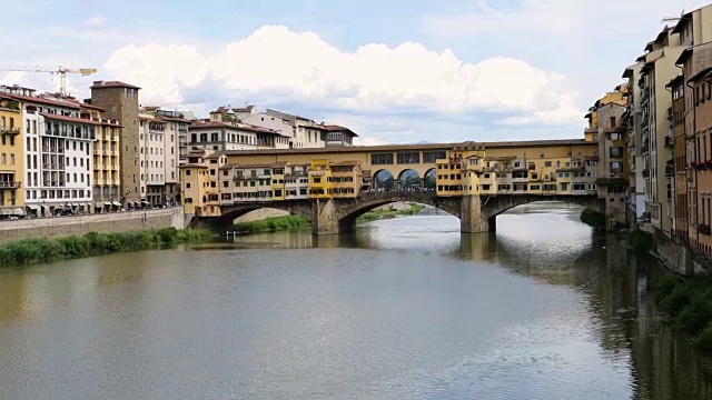 在一个阳光明媚的日子里，参观意大利的佛罗伦萨，维琪奥桥视频下载