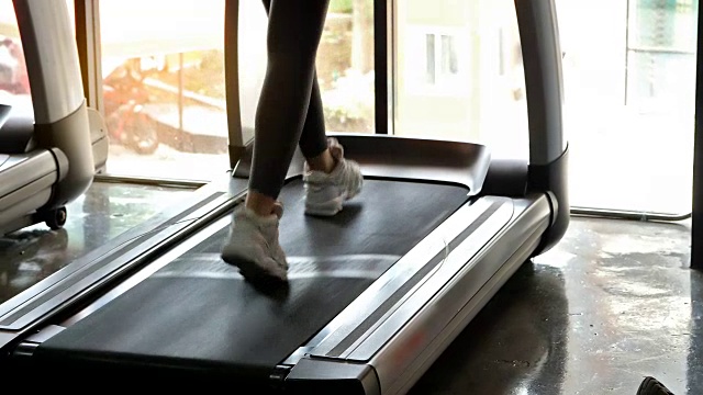 在跑步机上慢动作锻炼的女人。健身和健康的生活方式的概念。视频下载