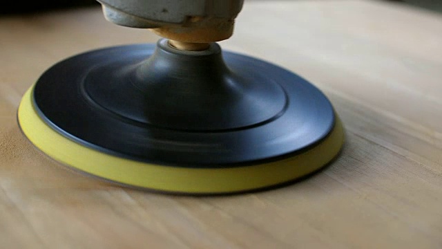 精炼桌子表面的木制家具与轨道砂光机手工工具在慢动作拍摄视频下载