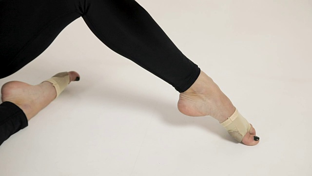 芭蕾舞演员优雅的腿视频素材