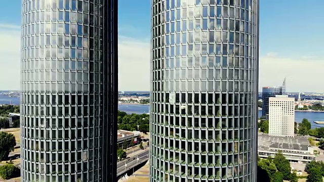 拉脱维亚里加摩天大楼的航拍，以城市景观为背景。双玻璃办公大楼。视频素材