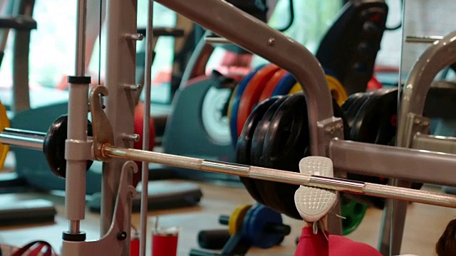 亚洲性感女人在健身房锻炼视频下载