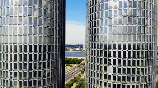 拉脱维亚里加摩天大楼的航拍，以城市景观为背景。双玻璃办公大楼。视频素材