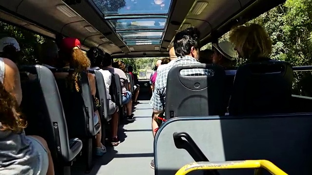 巴西乡村南美洲场景慢镜头变焦一群游客背包客在巴士上视频下载