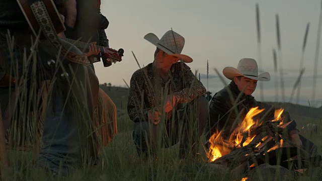 犹他州牧场主一家在篝火旁视频素材