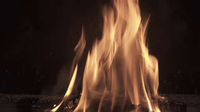 古老壁炉里的火视频素材