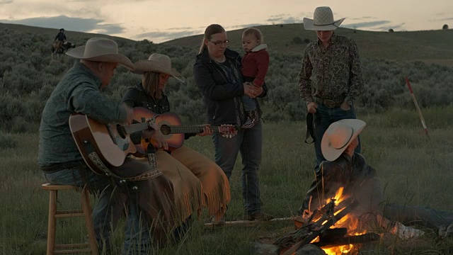 犹他州牧场主一家在篝火旁视频素材