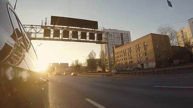 日落时，汽车在城市的高速公路上行驶视频下载