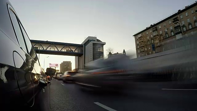 在日落高峰时段，汽车在城市道路上行驶的时间间隔视频素材