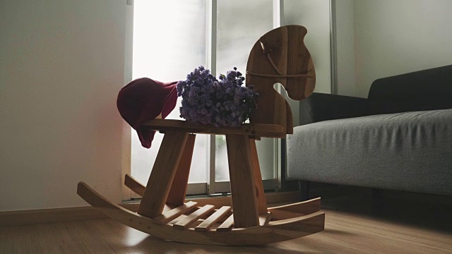 马长凳与紫罗兰花和红帽子在客厅-股票视频视频素材