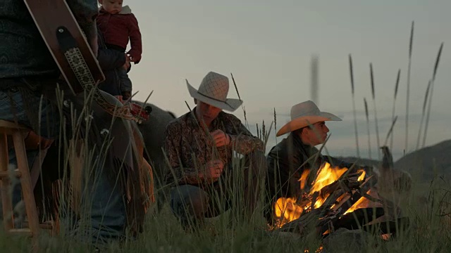 犹他州牧场主一家在篝火旁视频购买