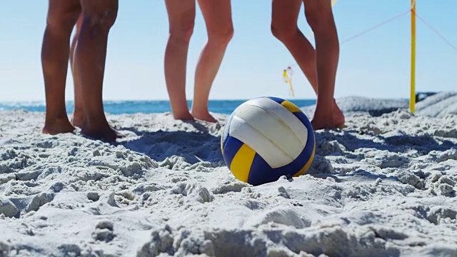 女子排球运动员站在沙滩上4k视频下载