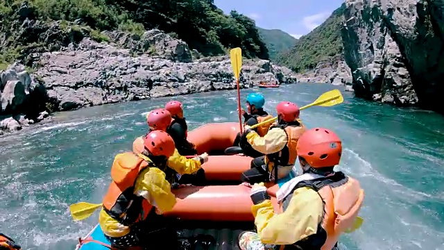 一小群男女在白水河上漂流视频下载