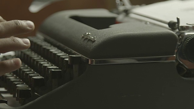 一个女人在打字机上打字的手的特写镜头视频素材
