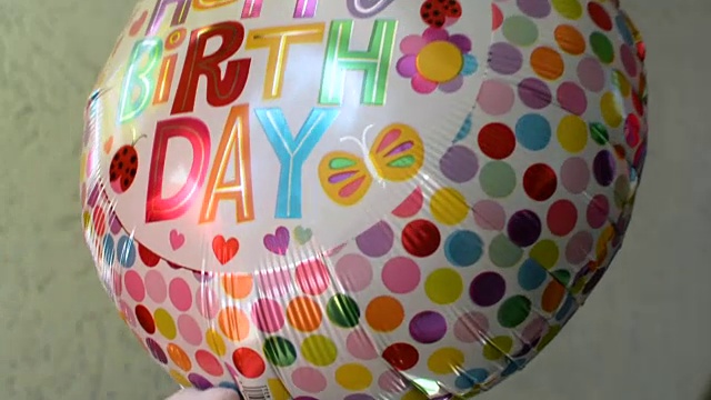 戴着白手套的小丑正在送生日派对庆祝气球视频下载