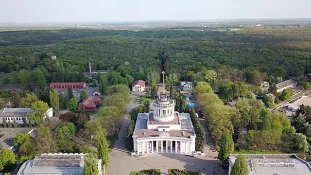 无人机在乌克兰基辅国家展览中心中心广场和休闲区上方拍摄的全景视频。从无人机在全高清视频的慢动作视图视频下载