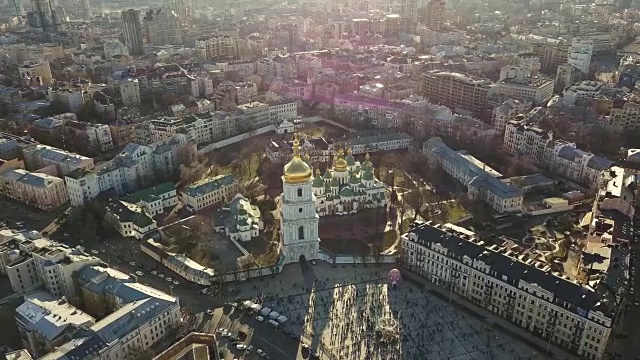鸟瞰图，全高清无人机全景视频到圣索菲亚大教堂，索菲伊夫斯卡广场在基辅市，乌克兰。复活节那天广场上的人们。视频下载