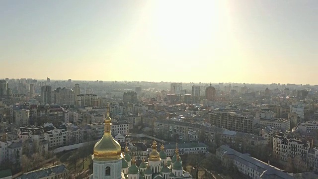 全高清无人机俯瞰乌克兰基辅圣索菲亚大教堂中心钟楼的视频。底座下慢视频。视频下载
