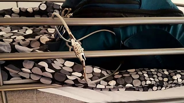 从旅舍床背包夹背包显示锁到床铺阻止小偷偷包项目视频下载