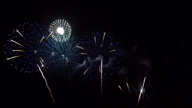 五彩缤纷的烟花展示夜晚的背景视频素材