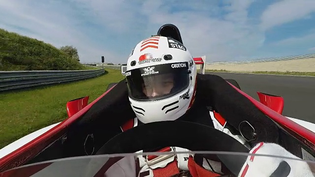 赛车手在驾驶舱内操纵一级方程式赛车视频下载
