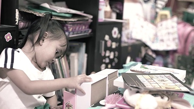 小女孩玩她的玩具。视频素材