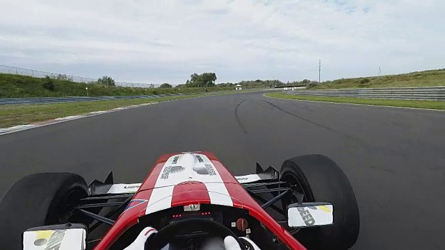 在赛道上行驶的一级方程式赛车视频下载