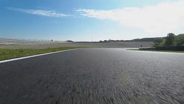 赛车在轨道上的Pov镜头视频下载