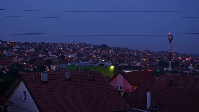 城镇上空的夜幕视频下载