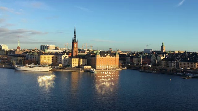 斯德哥尔摩天际线全景与Riddarholmen在日出，瑞典视频下载