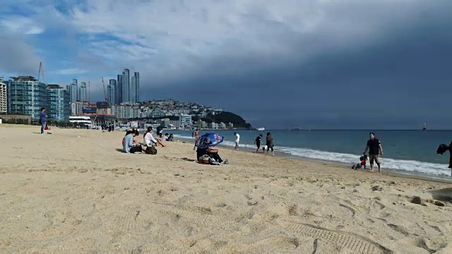 釜山韩国亚洲Still Timeplase拍摄海云台海滩的家庭在海边游泳视频素材