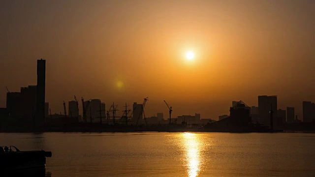 城市景观和河流的剪影在日出，东京，日本视频下载