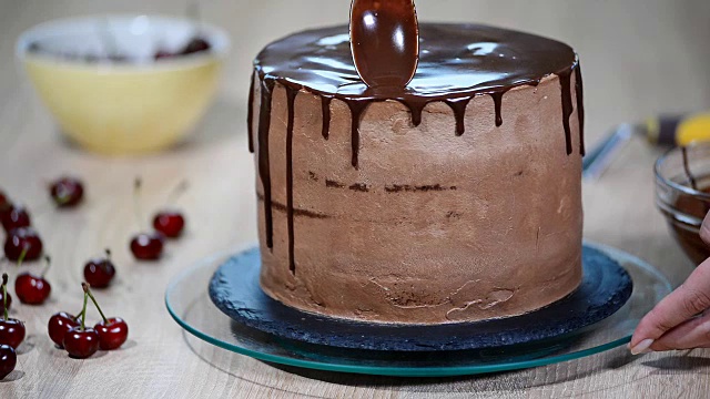 糖果师傅把巧克力倒在蛋糕上。视频下载