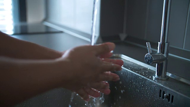 慢动作:洗手的特写镜头视频下载