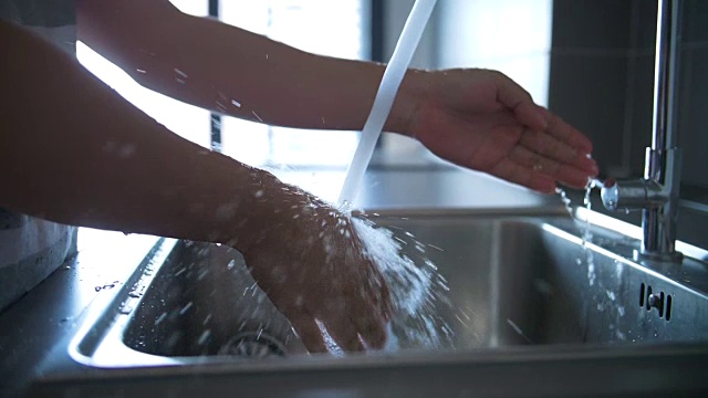 慢镜头:在厨房的自来水下洗手视频下载