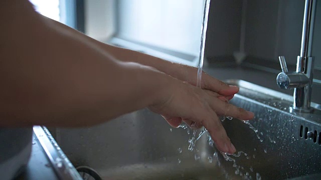 慢镜头:在厨房的自来水下洗手视频下载
