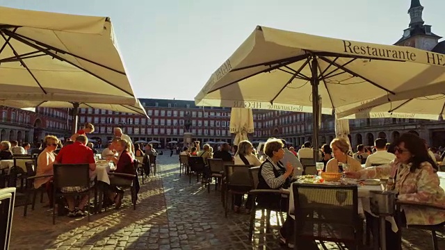 西班牙马德里的城市生活:广场视频素材