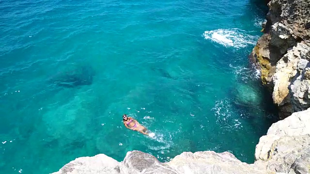 一个漂浮在海上的女人。视频素材