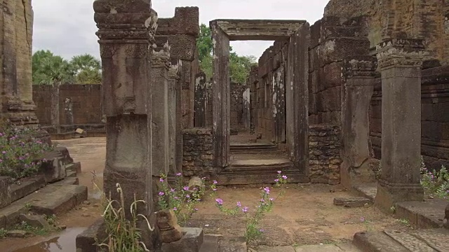 近距离观察:微风吹过寺庙废墟的走廊。视频素材