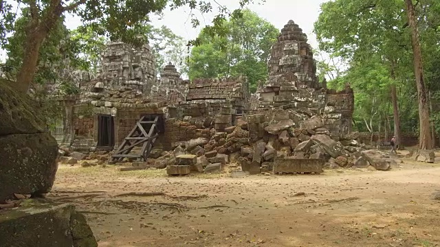 近距离观察:在一片安静的森林里，古老的佛教寺庙的遗迹正在慢慢腐烂。视频素材