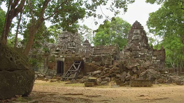 特写:在宁静的柬埔寨森林中，美丽的毁坏的石庙。视频素材