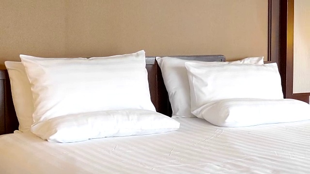 卧室床上装饰4K白色枕头视频下载