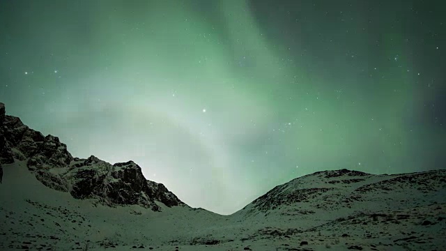 时间流逝放大美丽的北极光与星星和云彩在山上跳舞在日出前视频下载
