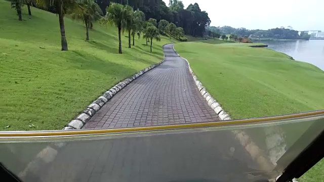 驾驶高尔夫球车视频下载
