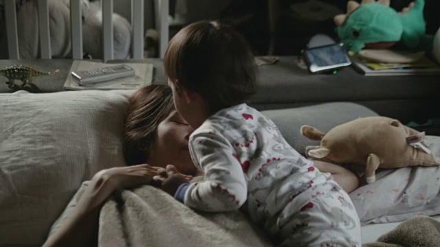 妈妈和宝宝在床上接吻视频素材