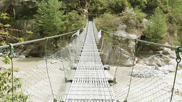 尼泊尔山区河上的吊桥。Manaslu电路长途跋涉。视频下载